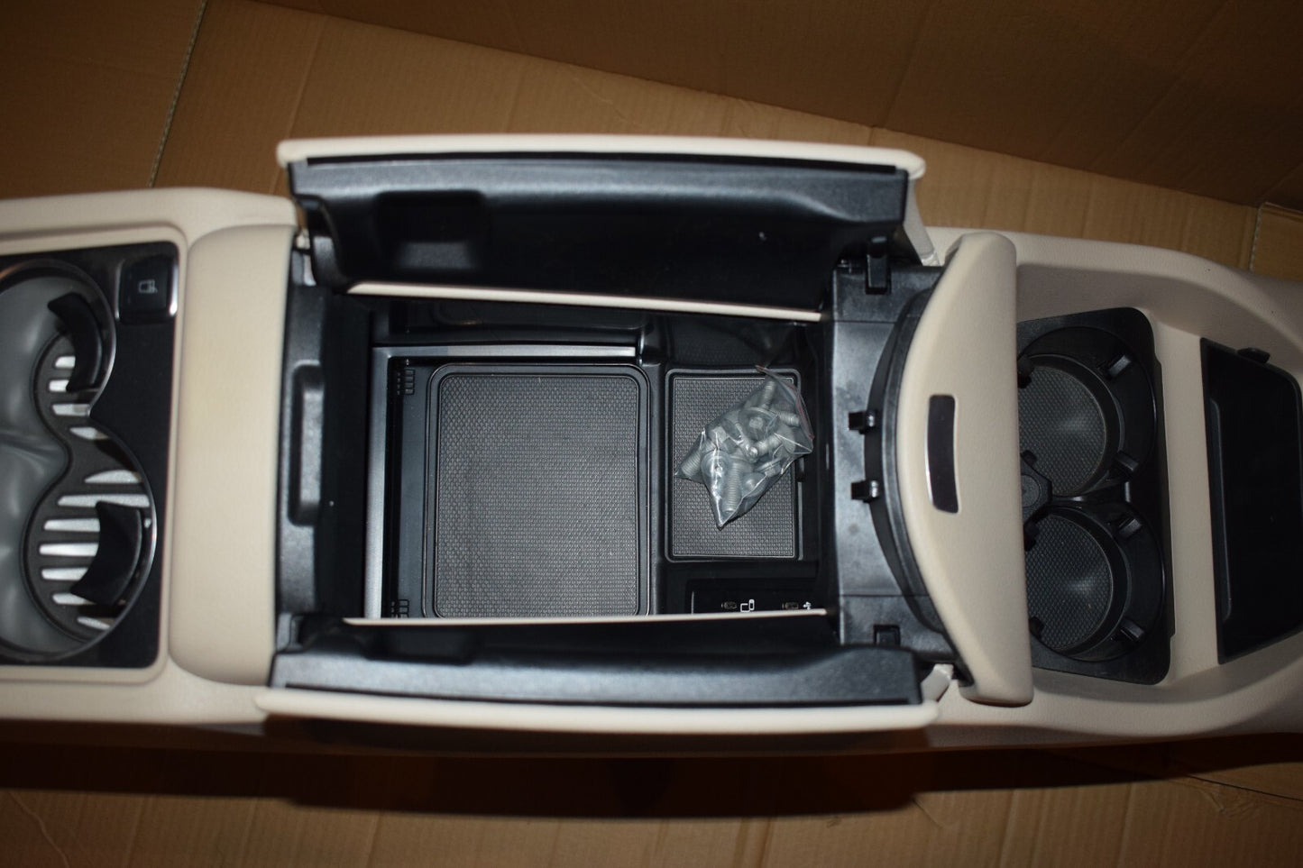 Original Mercedes w447 V Klasse Mittelkonsole Kühlbox Ablagefach Beige