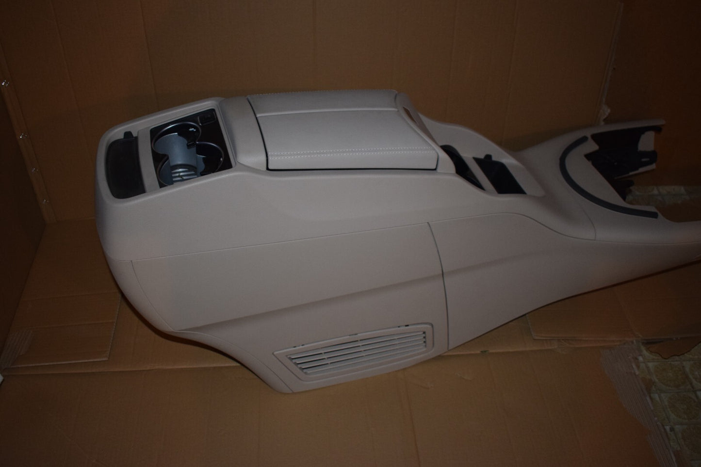 Original Mercedes w447 V Klasse Mittelkonsole Kühlbox Ablagefach Beige