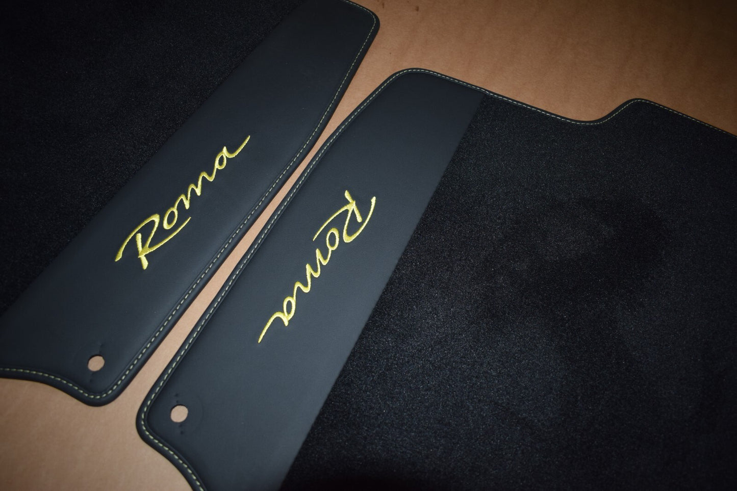 Original Ferrari Roma Fußmatten schwarz Teppich gelb
