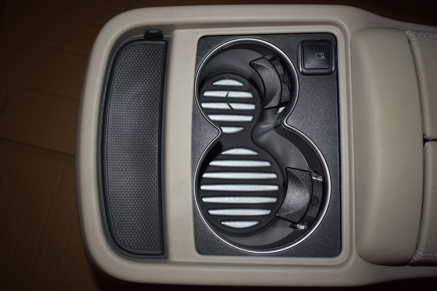 Original Mercedes w447 V Klasse Mittelkonsole Kühlbox Ablagefach Beige