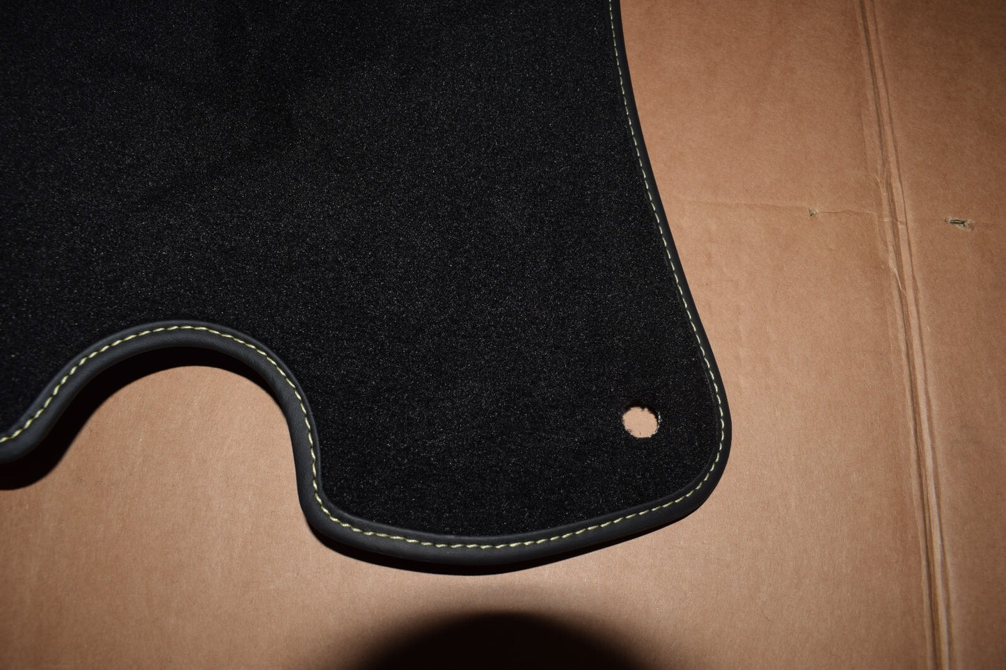 Original Ferrari Roma Fußmatten schwarz Teppich gelb