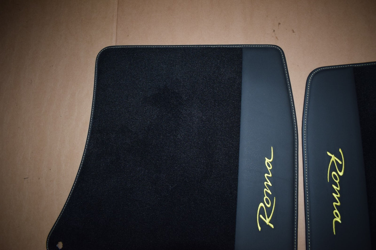 Original Ferrari Roma Fußmatten schwarz Teppich gelb
