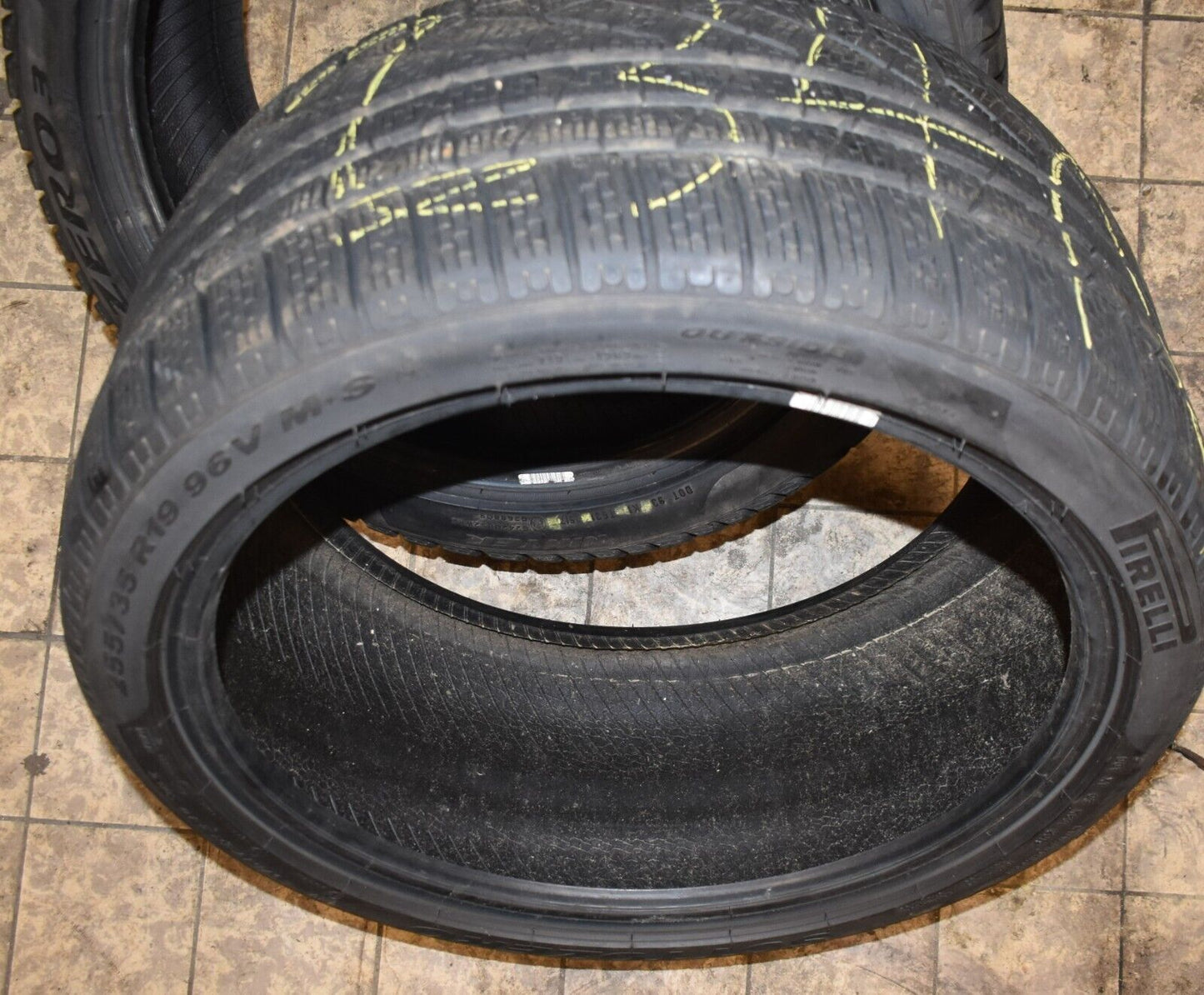 1x Pirelli Winterreifen Sottozero MO 255 35 19 96V 2019 6,5mm