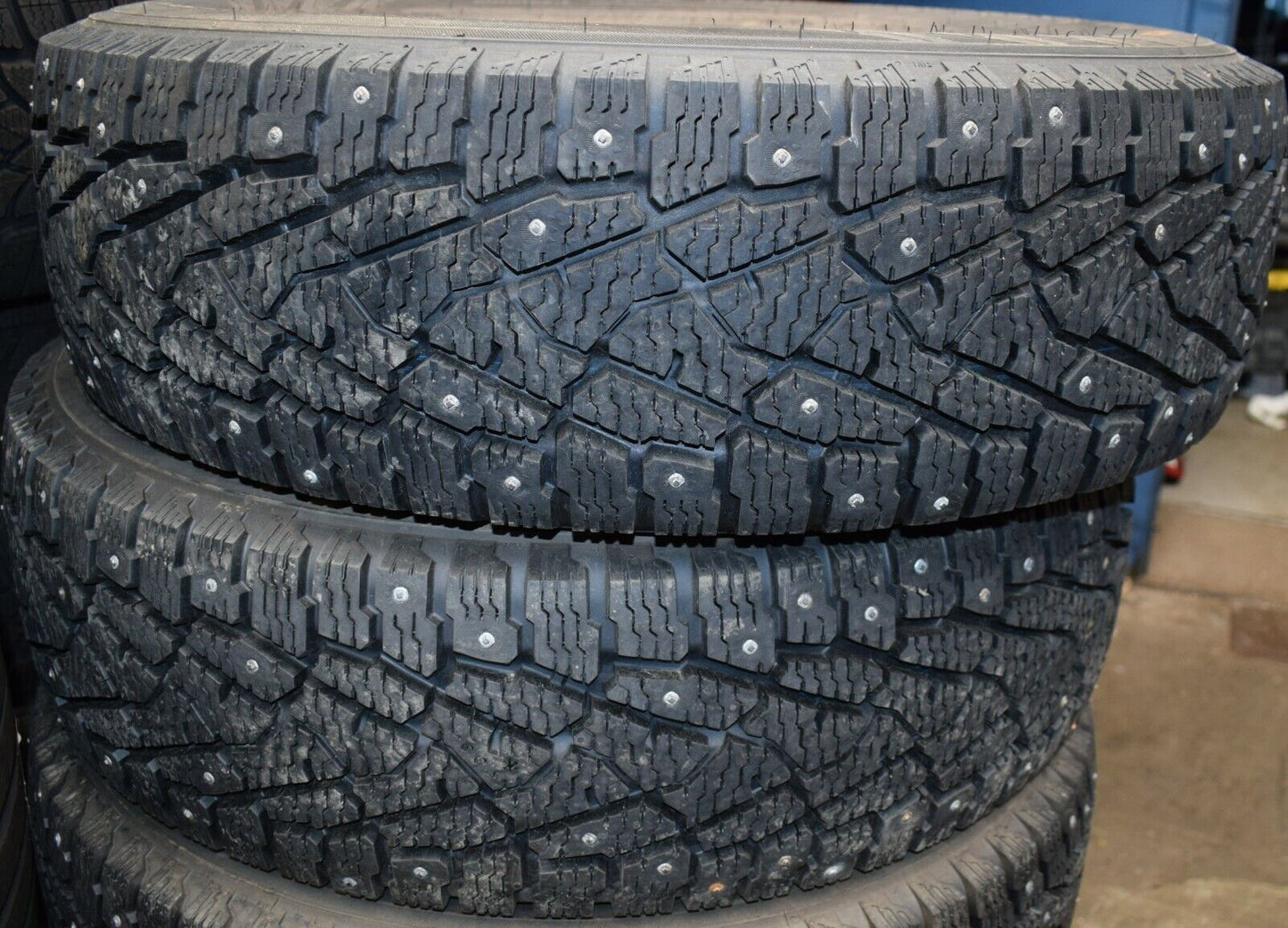 2x NOKIAN Hakkapelitta Winterreifen 205 75 16C 113/111R 2015 10mm SPIKES
