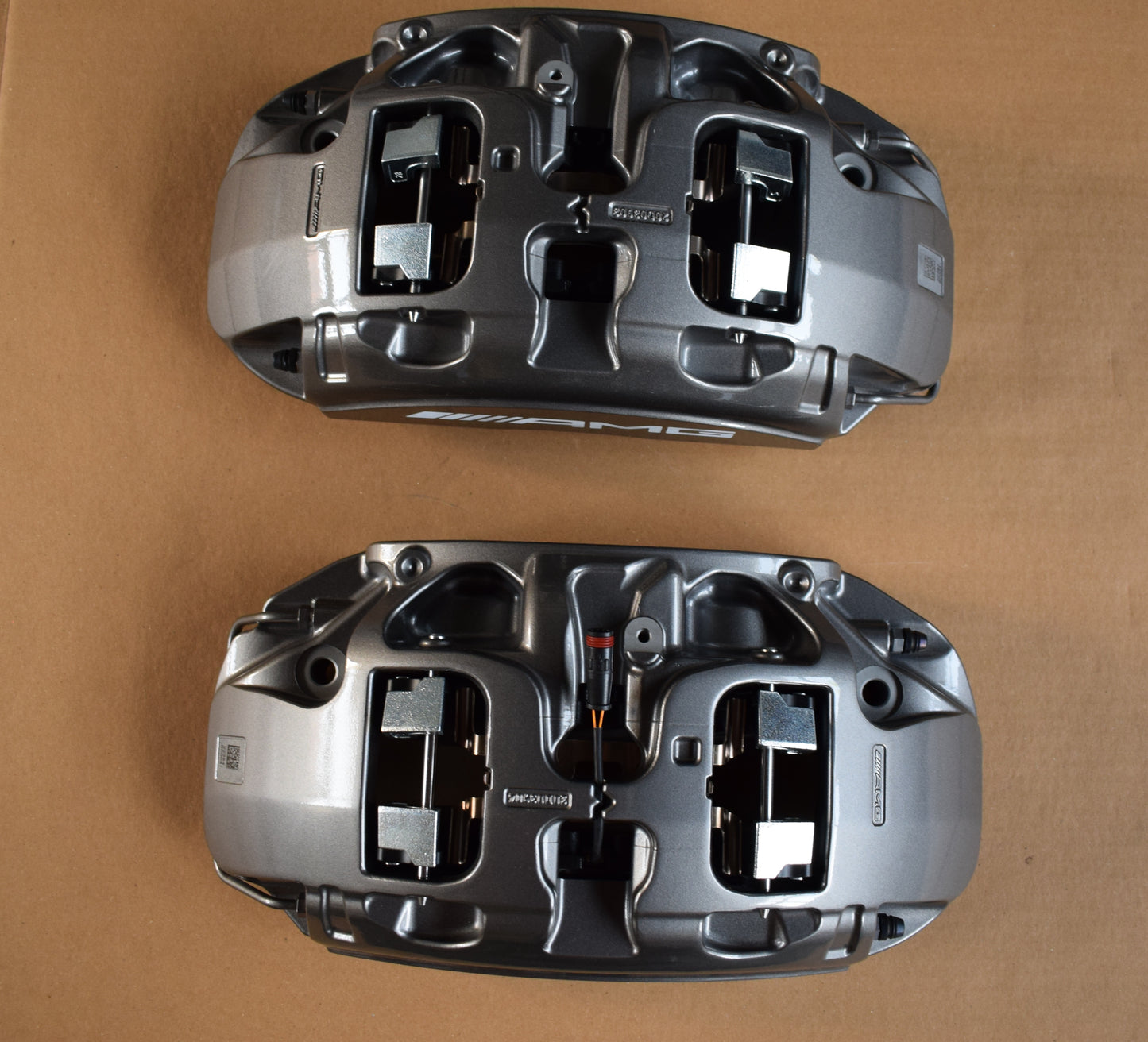 Original Mercedes AMG 223 S Klasse Bremsanlage vorne neu Bremssattel Set Silber