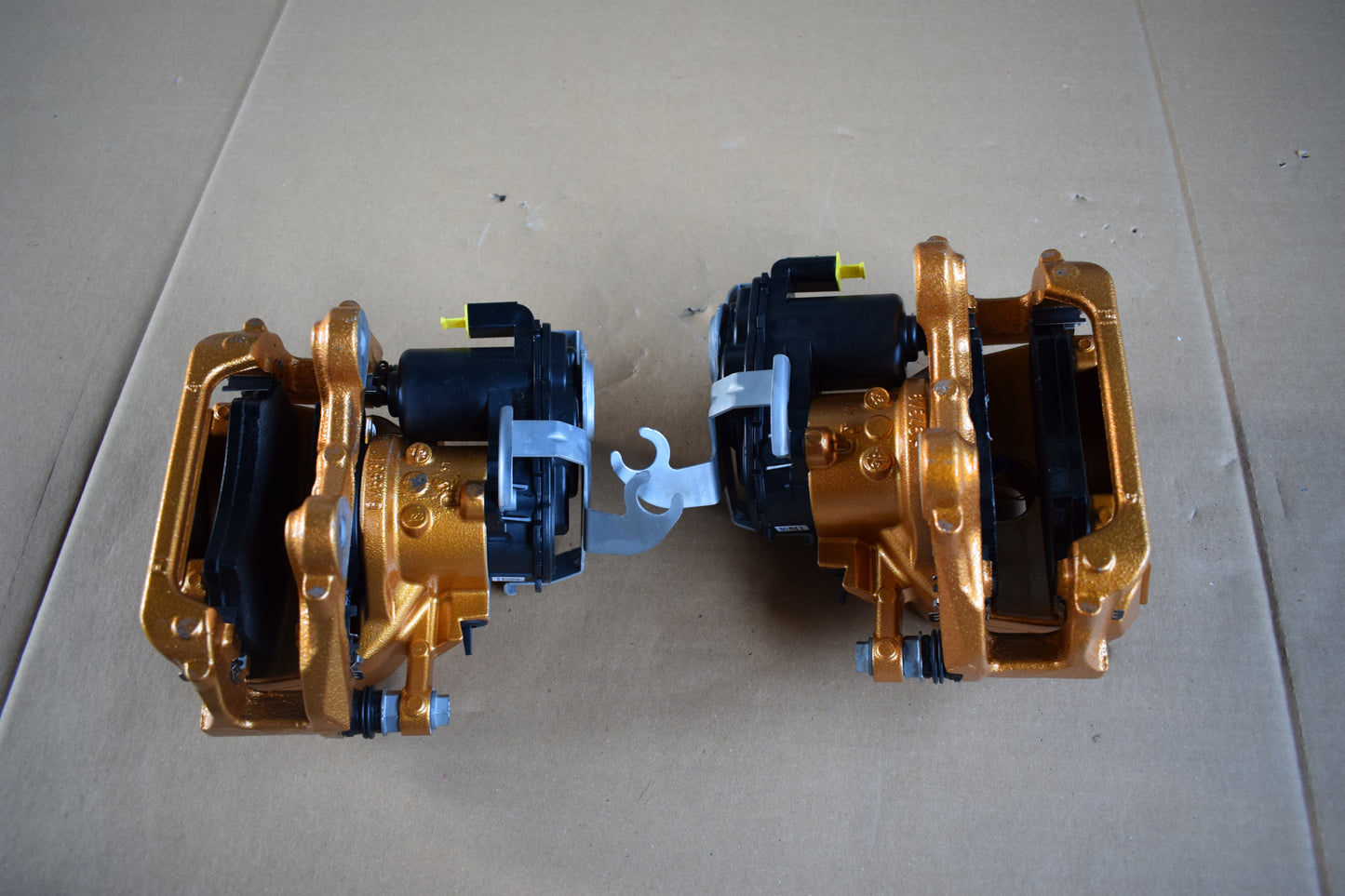 Original Mercedes AMG 297 EQS Carbon hinten Bremssattel Set gold