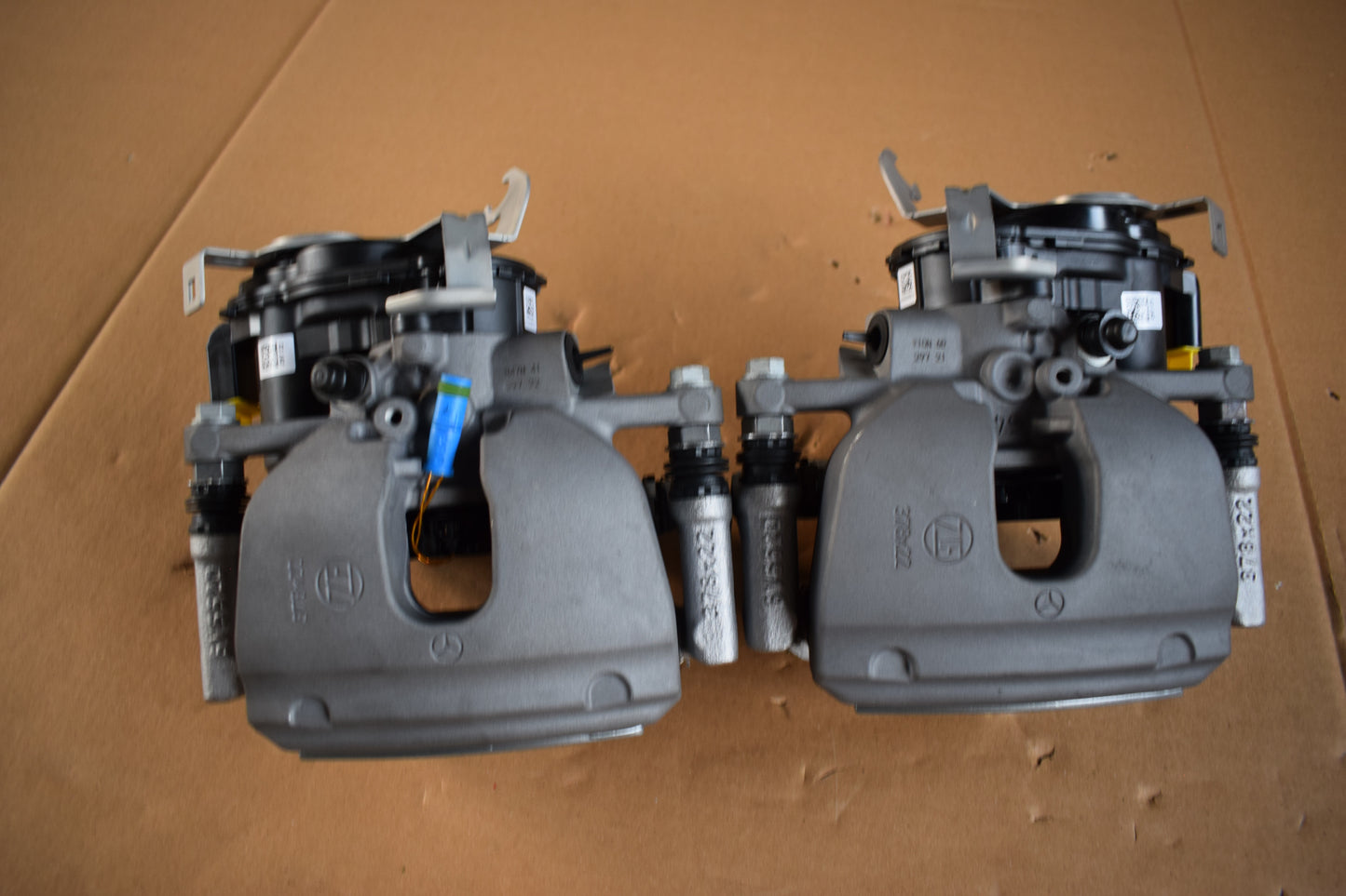 Original Mercedes AMG 297 EQS 53 hinten Bremssattel Set silber