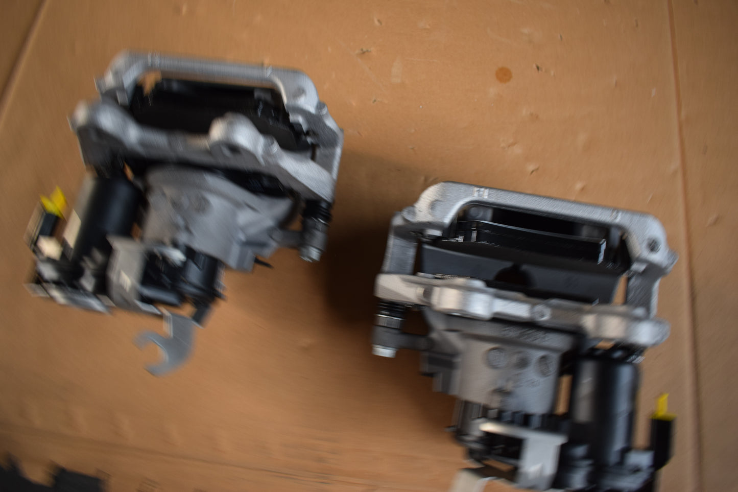 Original Mercedes AMG 297 EQS 53 hinten Bremssattel Set silber