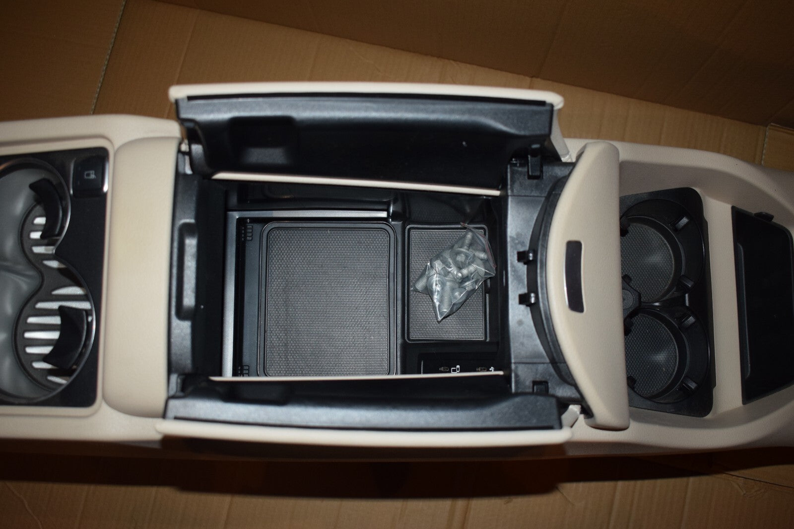 Original Mercedes w447 V Klasse Mittelkonsole Kühlbox Ablagefach Beige