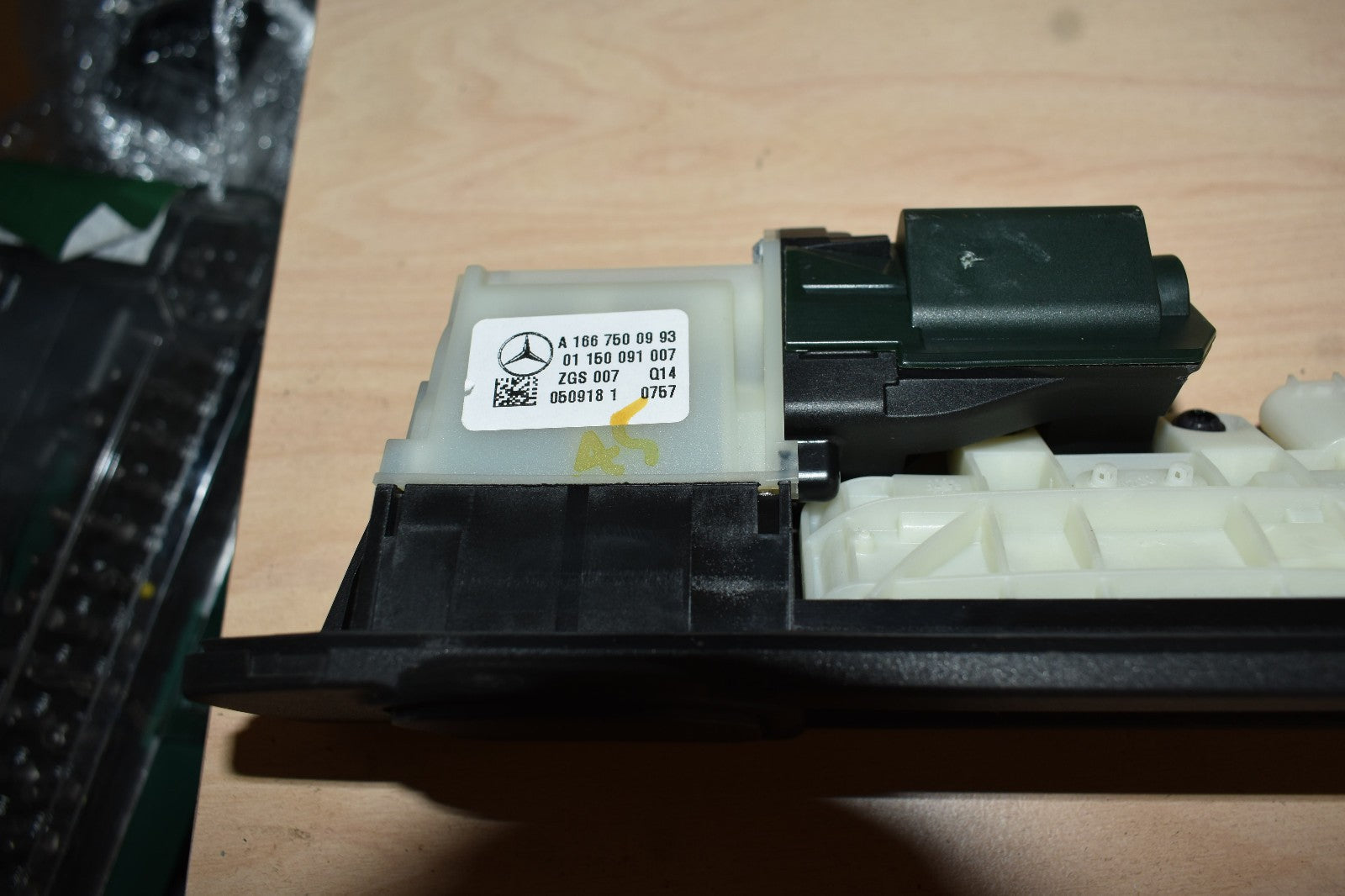 Original Mercedes Griff Heckklappe a1667500993 w447