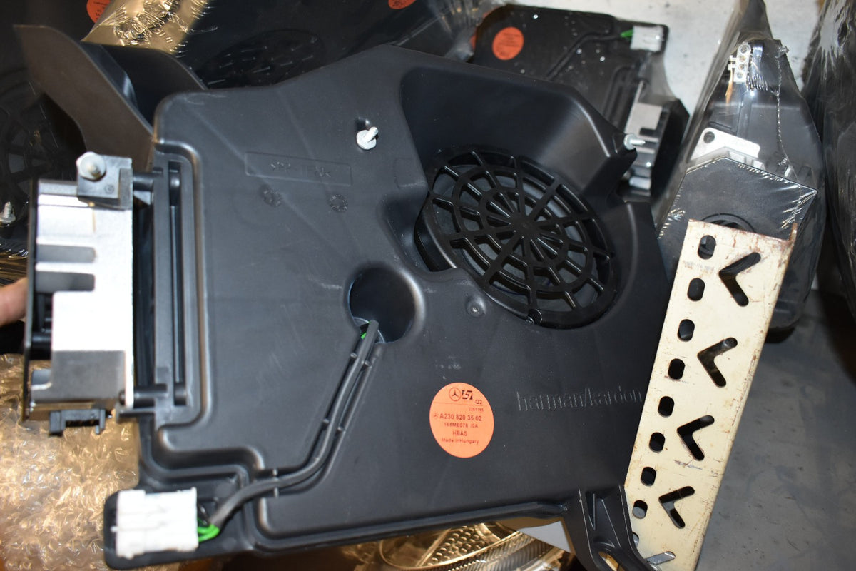 Original Mercedes SL R230 Bassbox Sumbwoofer a2308203502