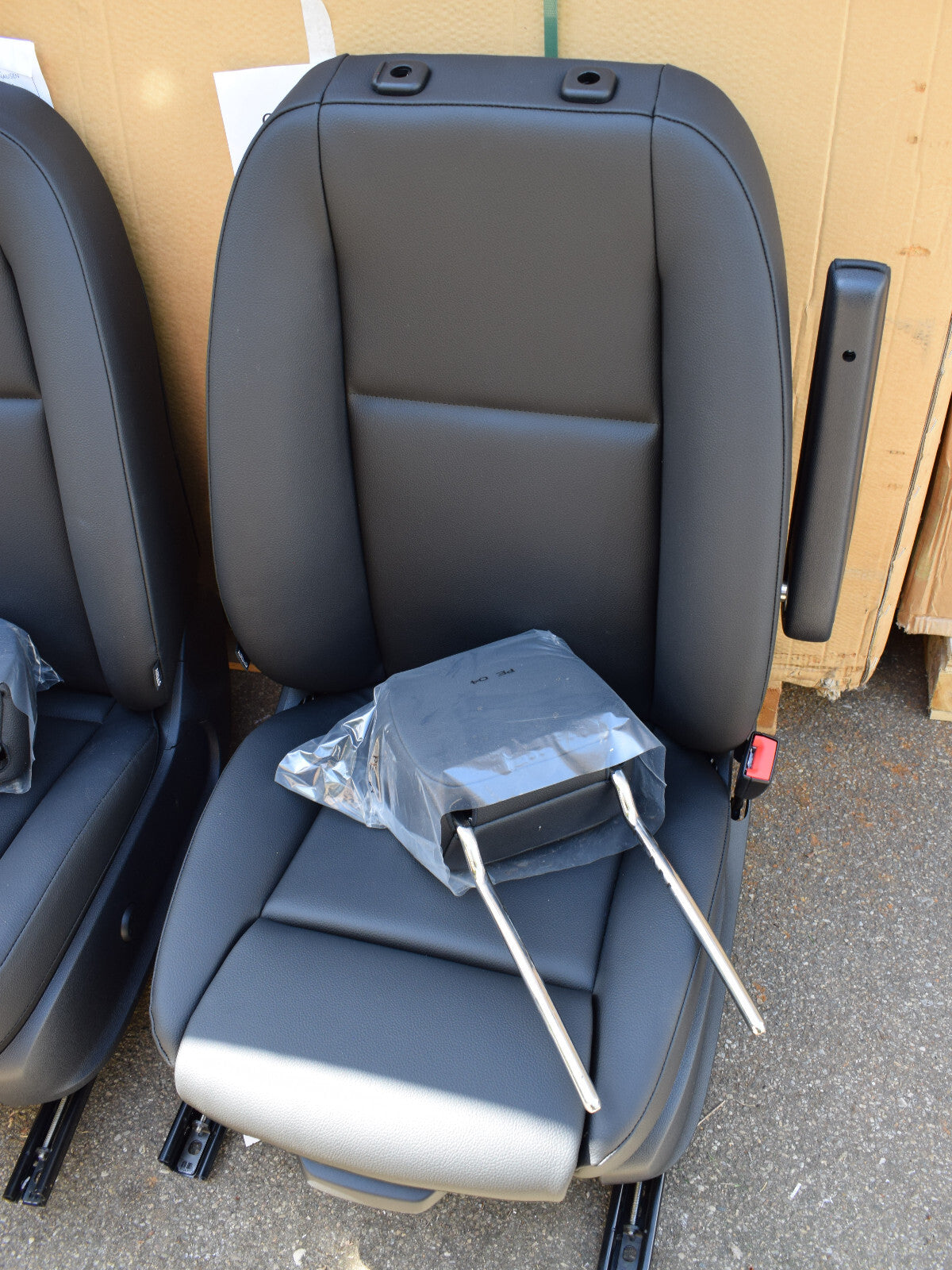 NEU Original Mercedes Kunstleder Fahrer Beifahrer Sitz w907 W910 Sprinter