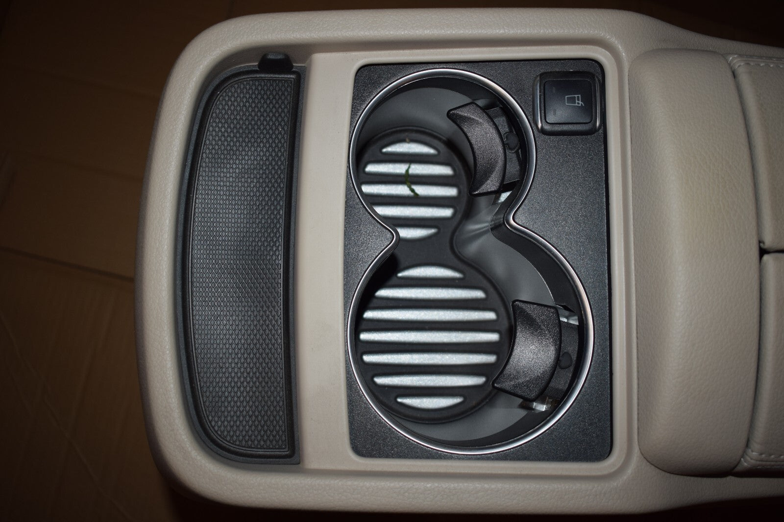 Original Mercedes w447 V Klasse Mittelkonsole Kühlbox Ablagefach Beige
