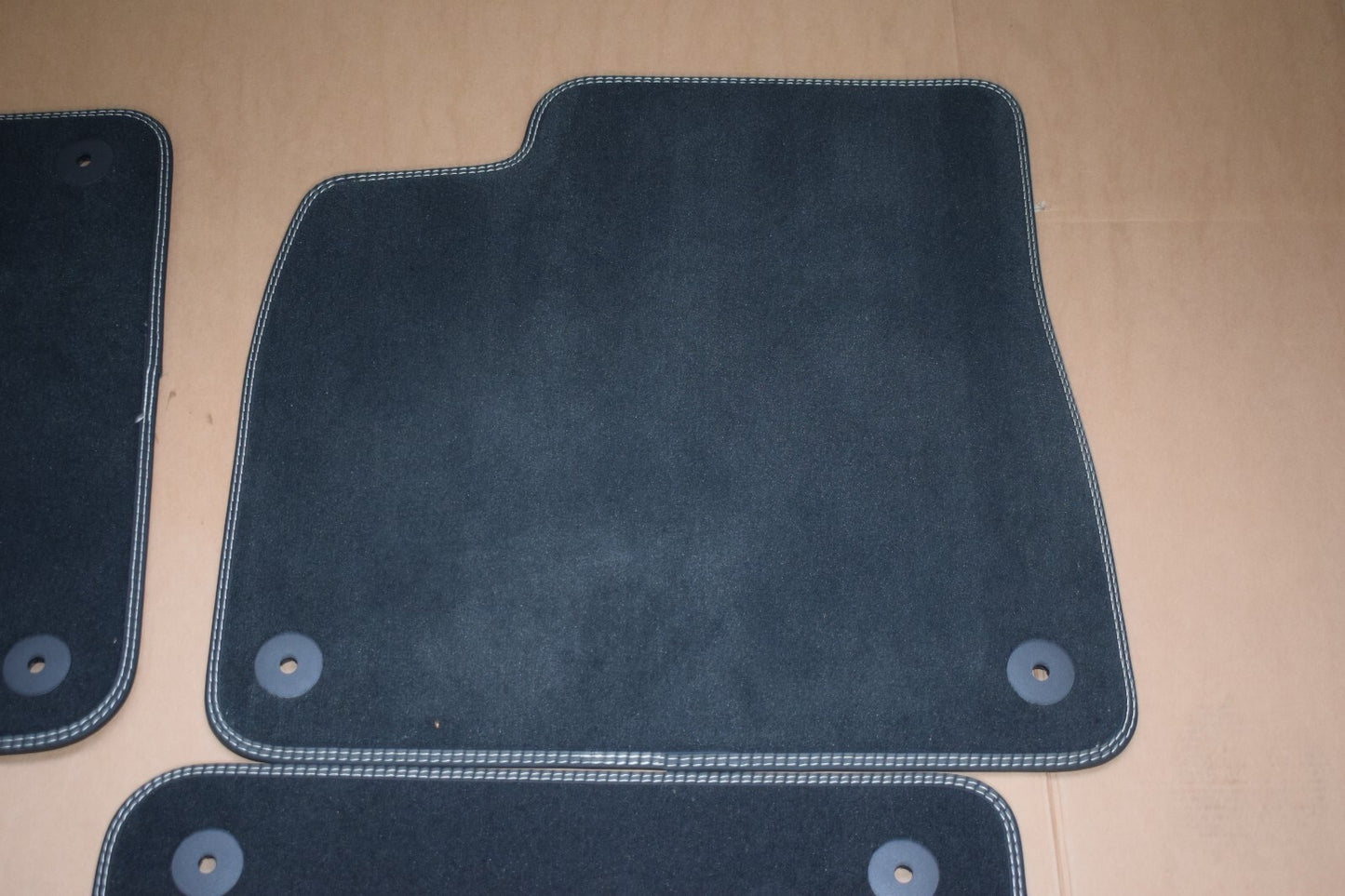 Original Lamborghini URUS Fußmatten Floor mats schwarz Velour weisse Naht