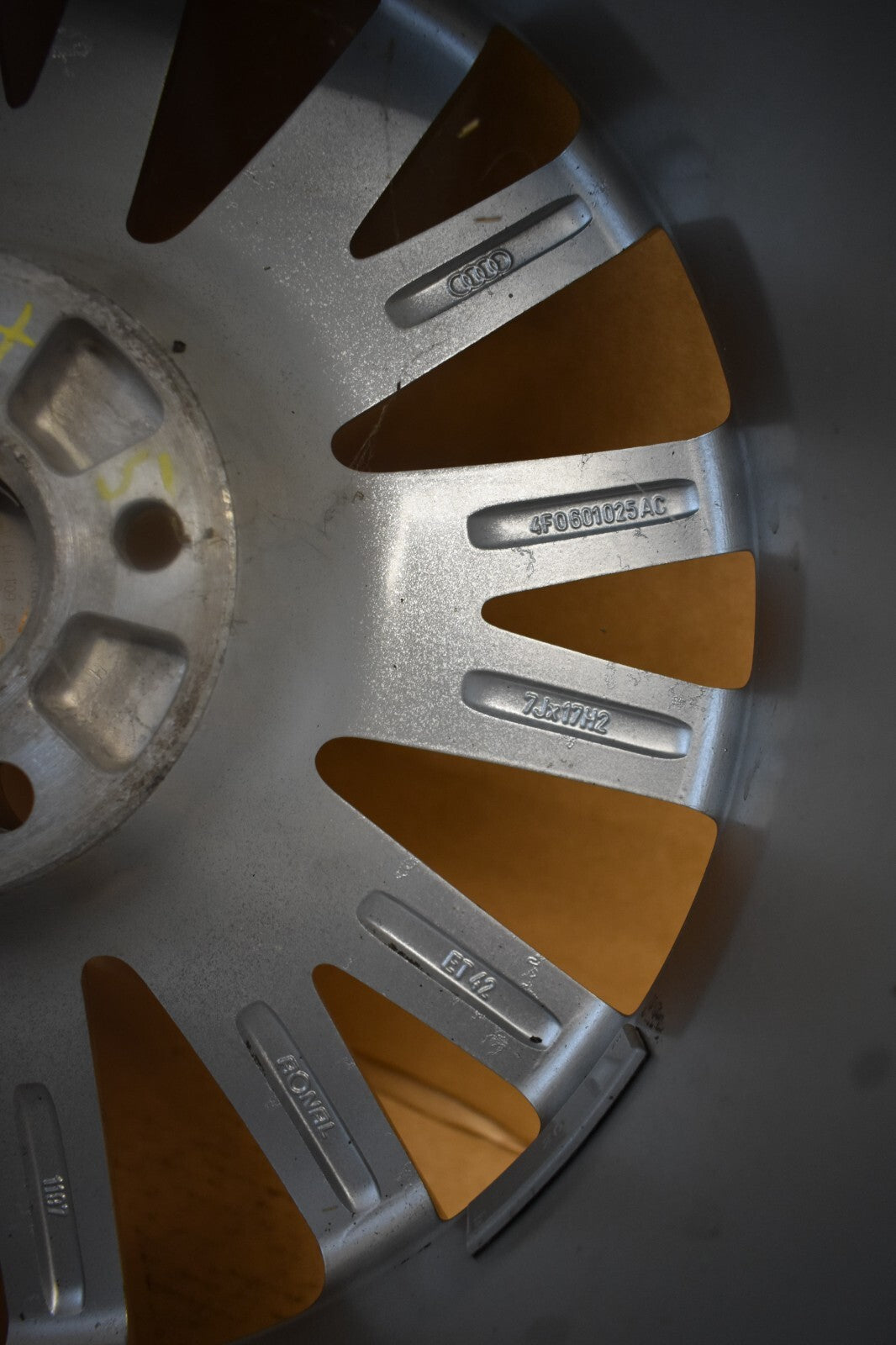 1x Original Audi Alufelge 4F0601025AC 8Jx18 ET28