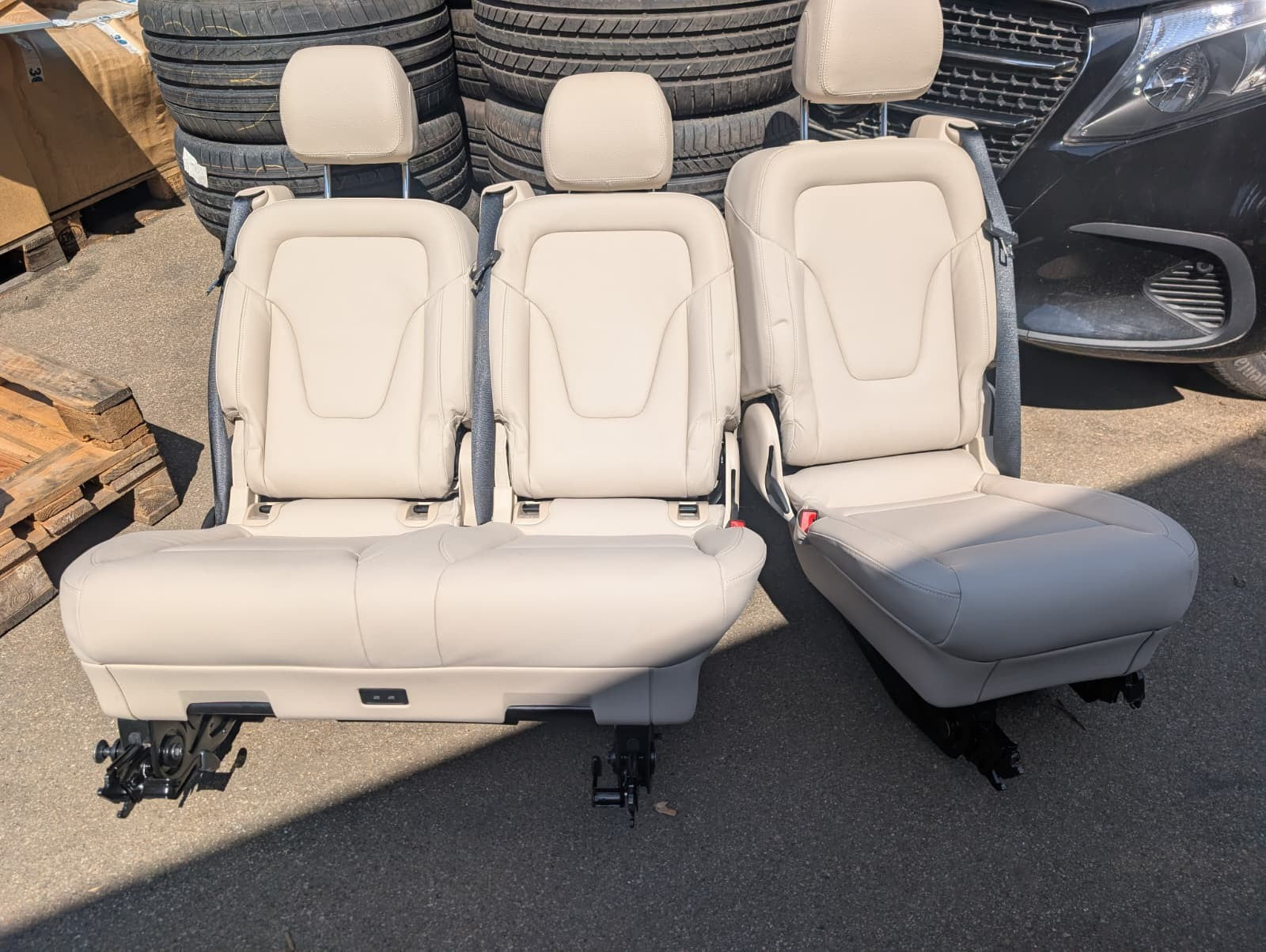 Original Mercedes 3er Sitzbank beige mit Kabel 2024 Leder Lugano USB w447