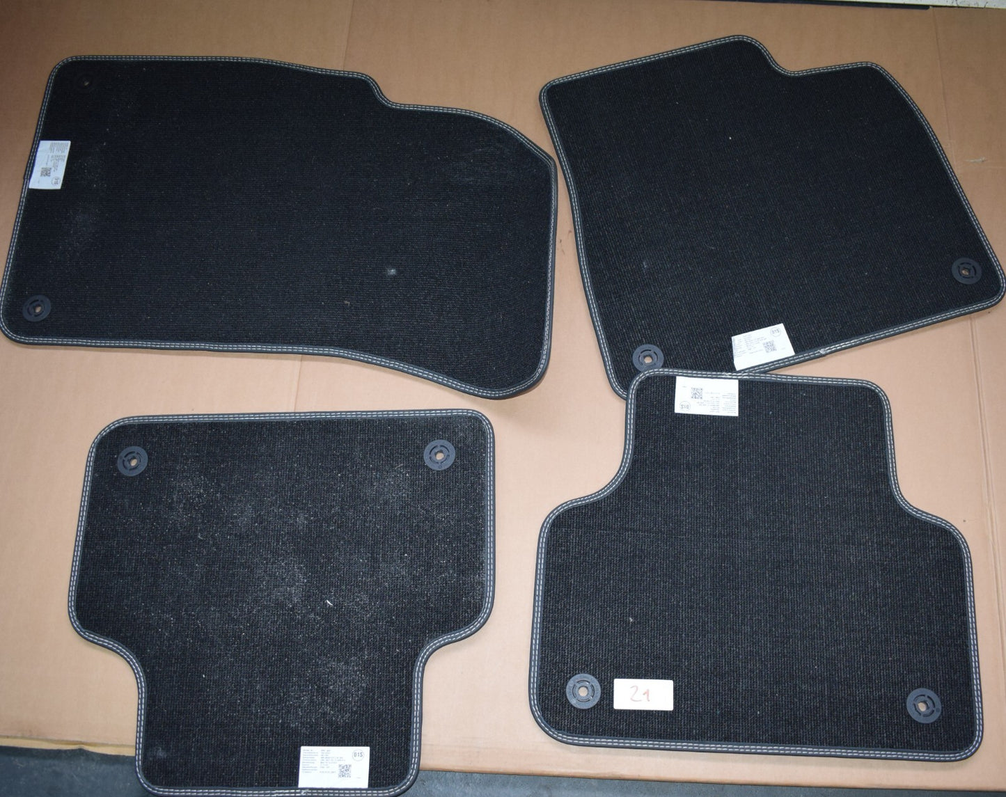 Original Lamborghini URUS Fußmatten Floor mats schwarz Velour weisse Naht