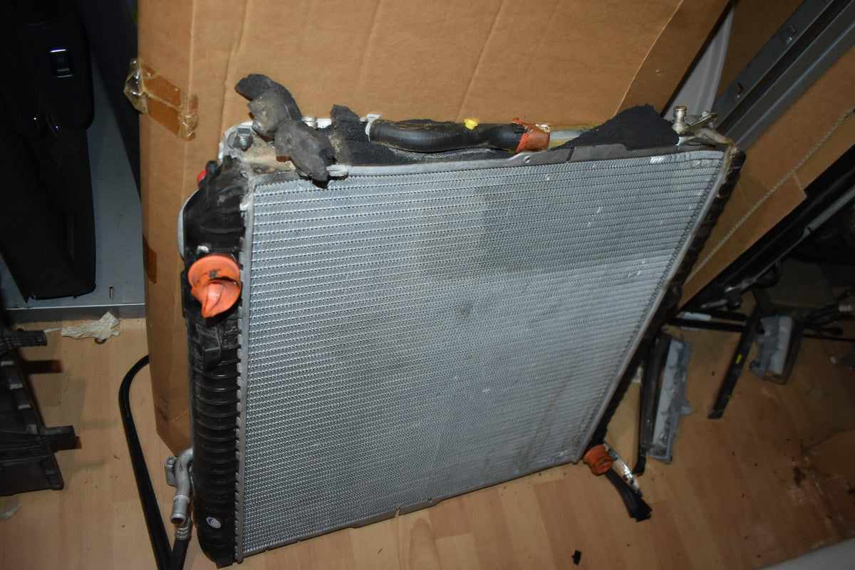 Original Mercedes w463 G Klasse Kühlmittelkühler Kühler a4635003700