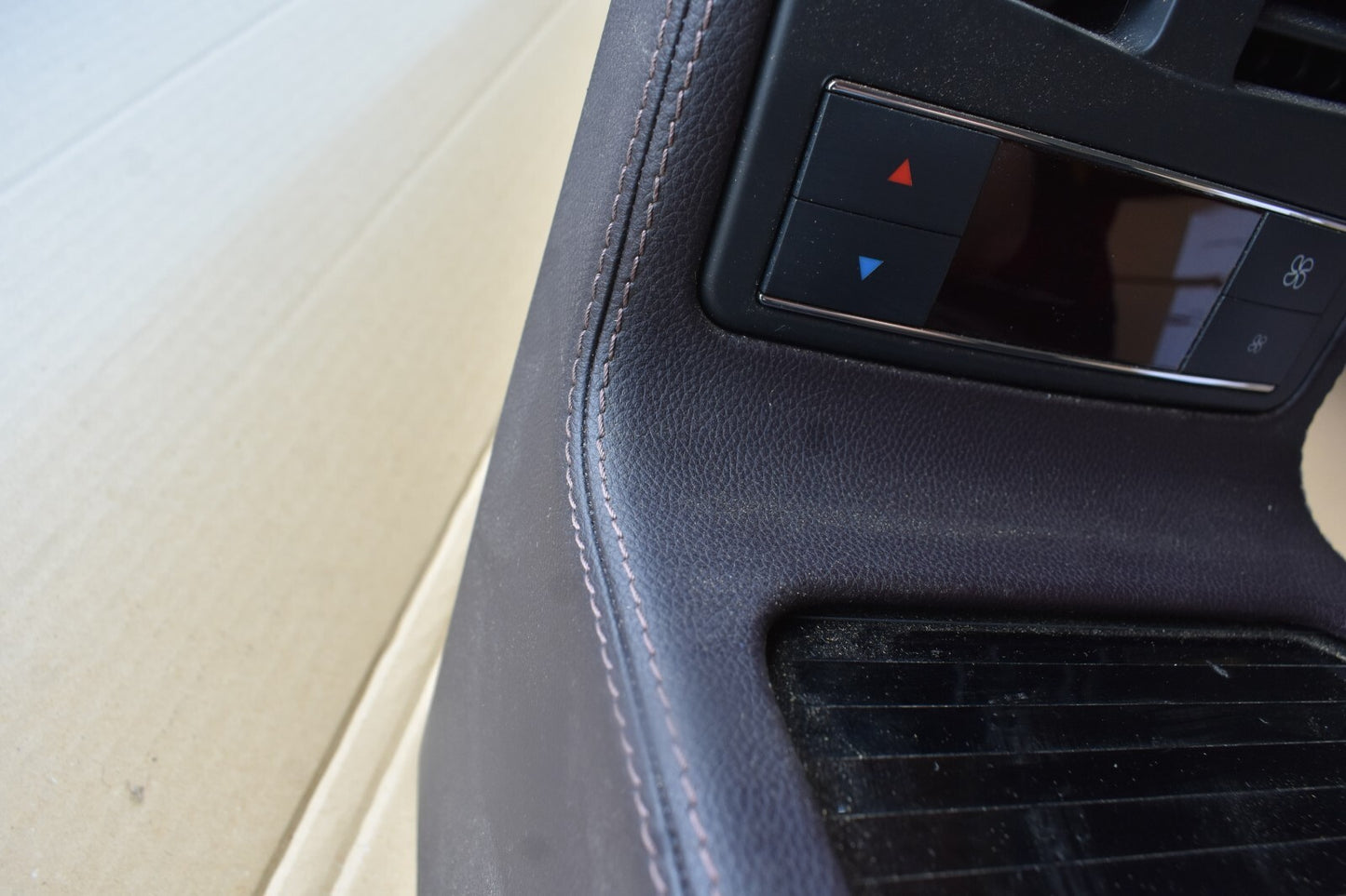 Original Mercedes C218 w218 Cls Armlehne Mittelkonsole hinten lila Ablagefach