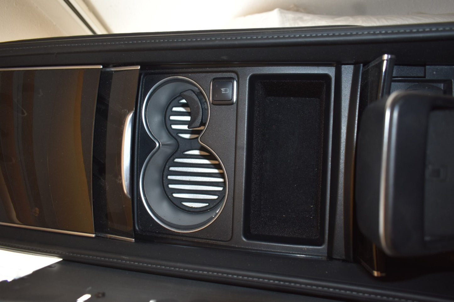 Original Mercedes w222 S Klasse Maybach Mittelkonsole Cupholder Ladegerät