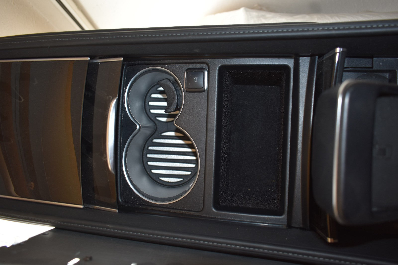 Original Mercedes w222 S Klasse Maybach Mittelkonsole Cupholder Ladegerät