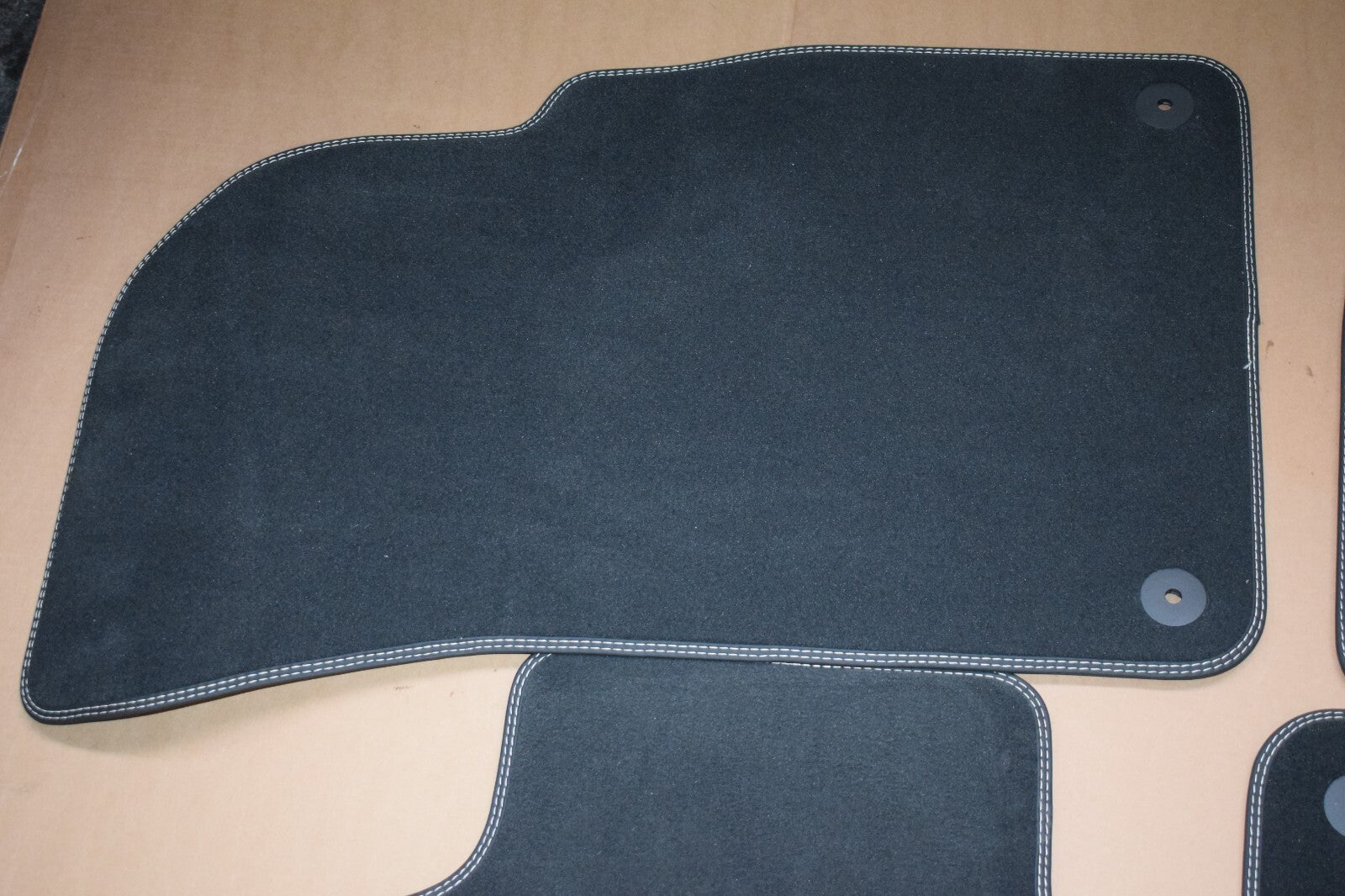 Original Lamborghini URUS Fußmatten Floor mats schwarz Velour weisse Naht