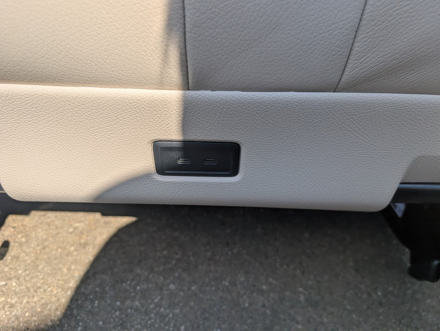 Original Mercedes 3er Sitzbank beige mit Kabel 2024 Leder Lugano USB w447