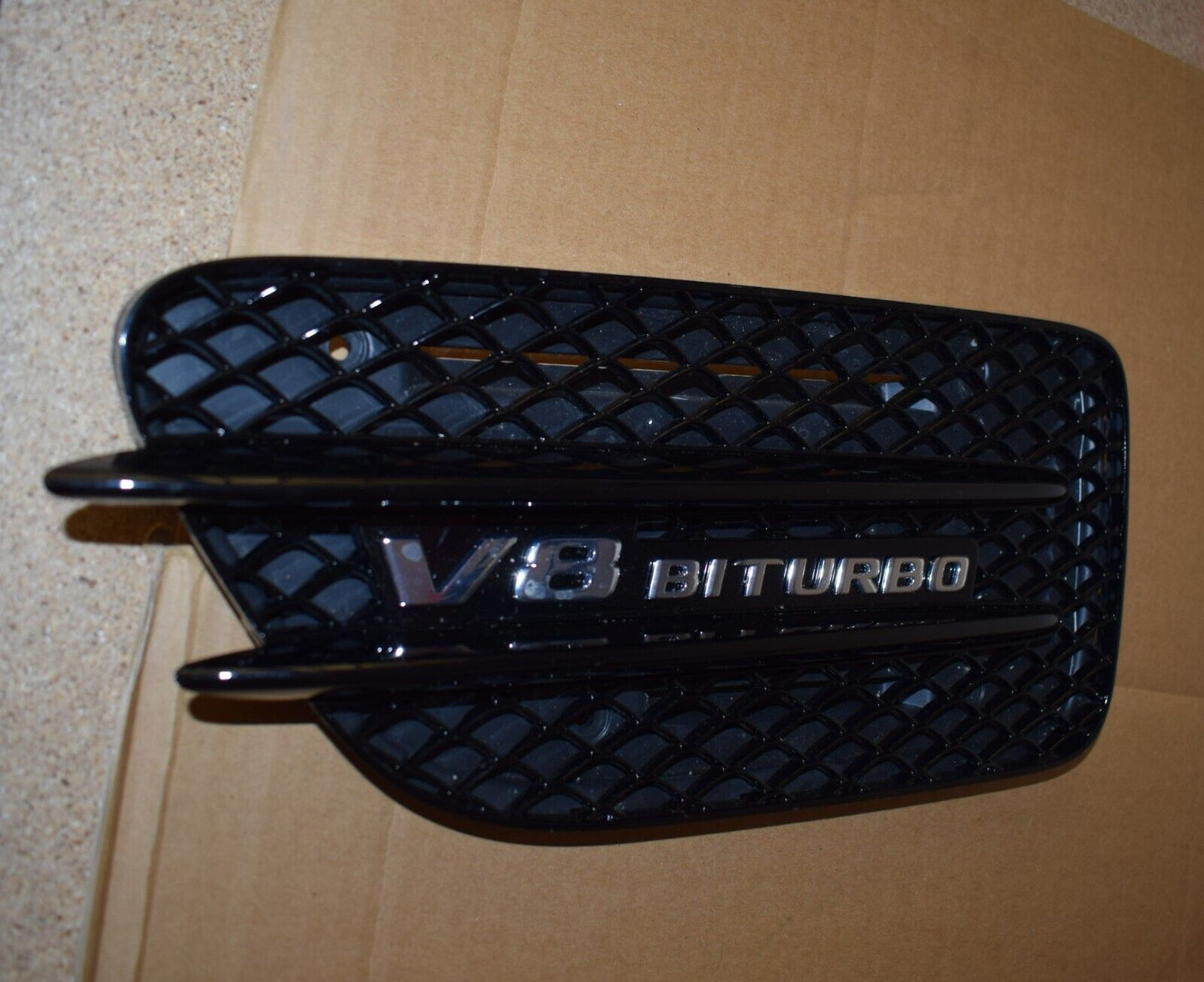 Original Mercedes GT C190 Ziergitter Kotflügel Schwarz Night Paket