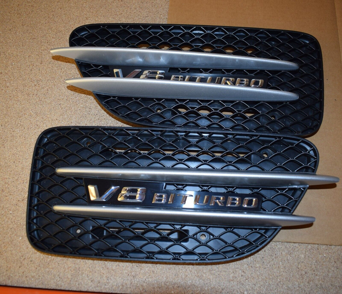 Original Mercedes GT C190 Ziergitter Kotflügel Schwarz Silber