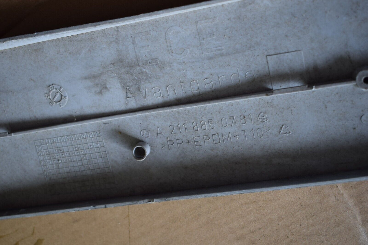 Original Mercedes w211 E Klasse Kennzeichenhalter a2118850781