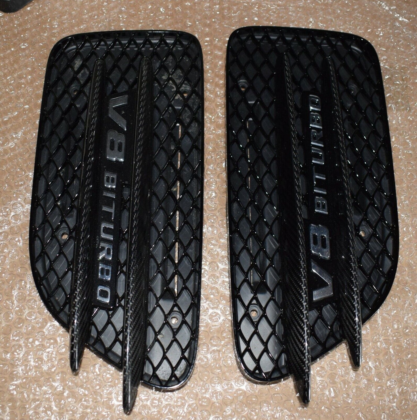 Original Mercedes GT C190 Gitter Carbon am Kotflügel a1908810823