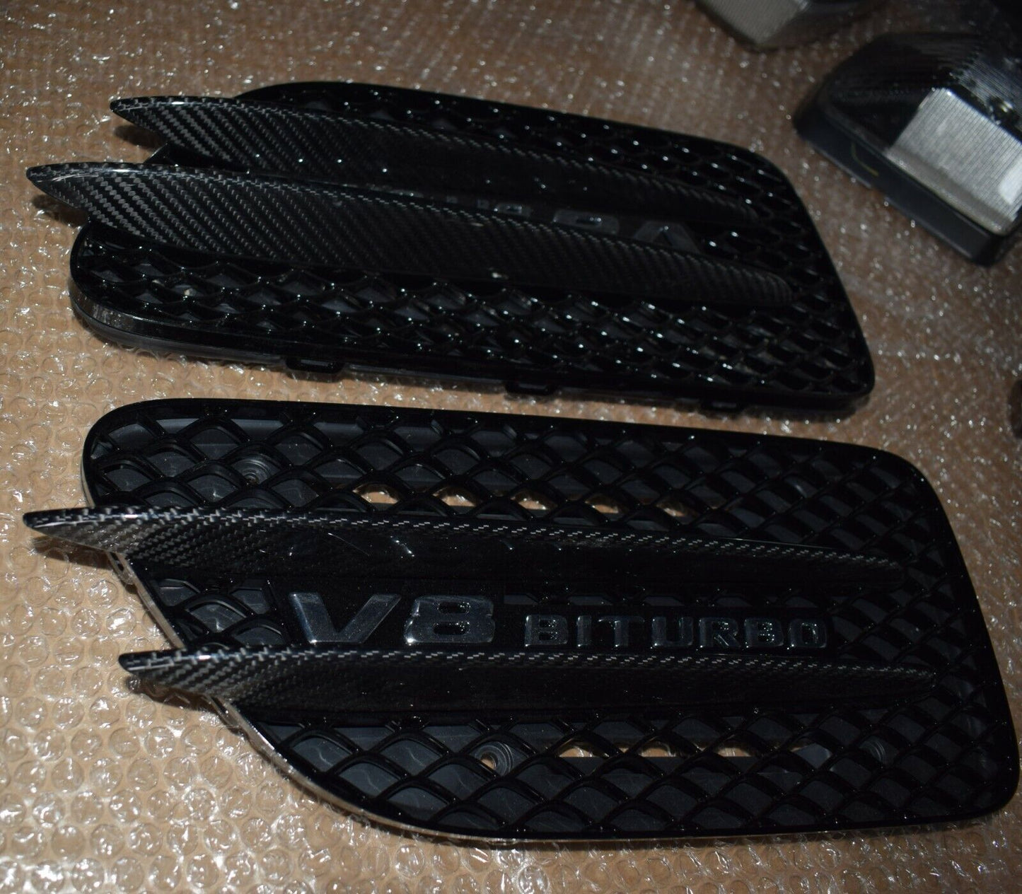 Original Mercedes GT C190 Gitter Carbon am Kotflügel a1908810823