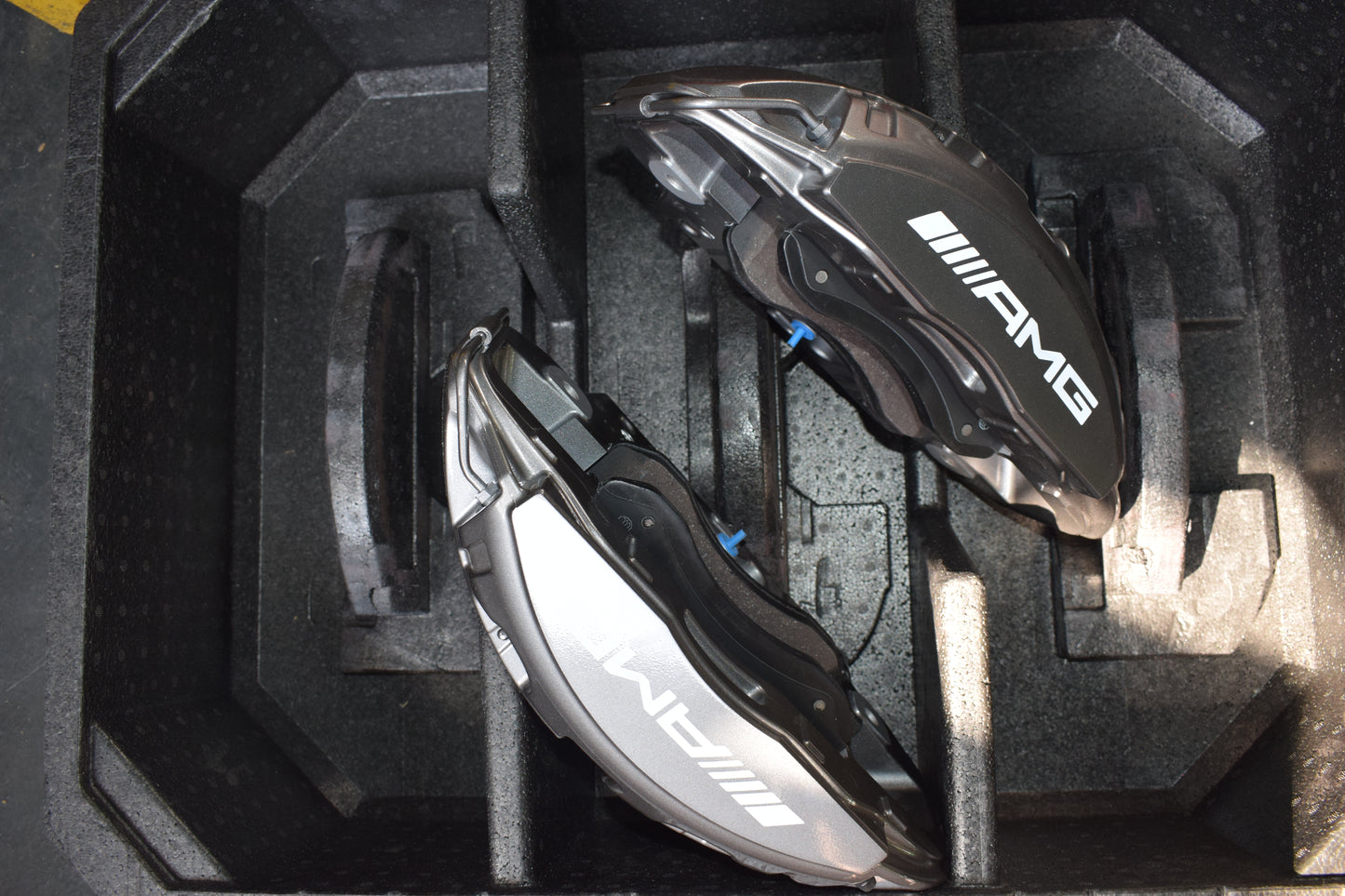 Original Mercedes AMG w223 S63 Bremsen vorne neu Bremssattel Set Silber