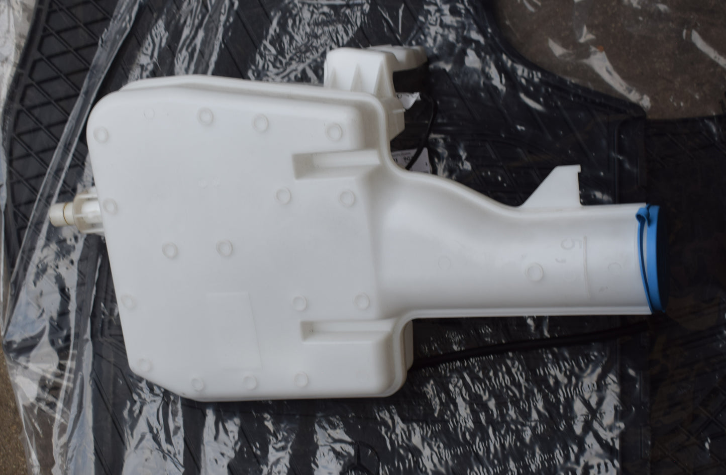 Original Mercedes w907 w910 Wischwasserbehälter a9108601600
